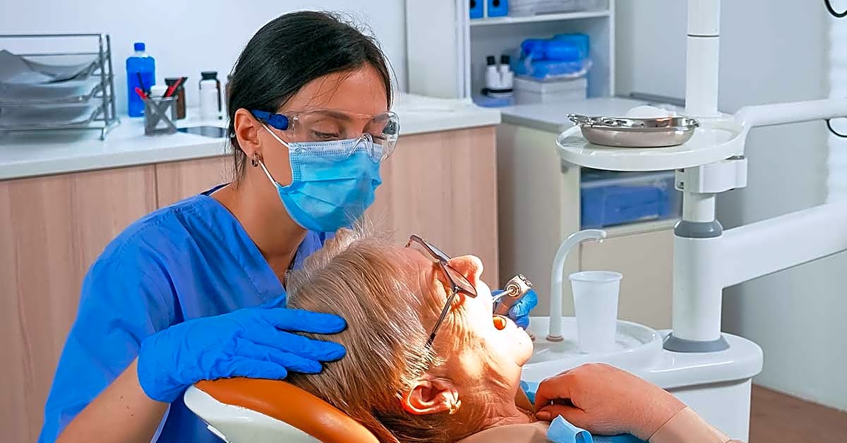 What services does an emergency dentist provide?