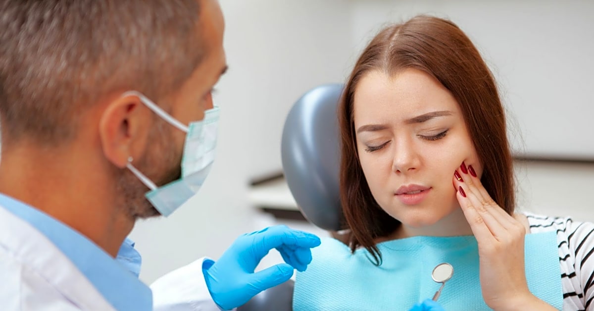 What is the difference between an emergency dentist and a regular dentist?