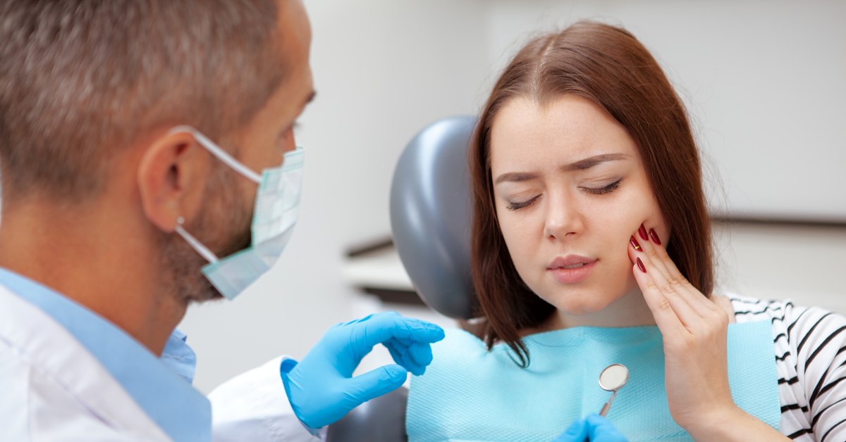 What does an emergency dentist do?